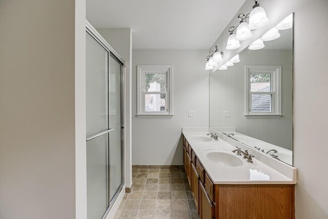 Building Photo - 6655 Lake Run Dr