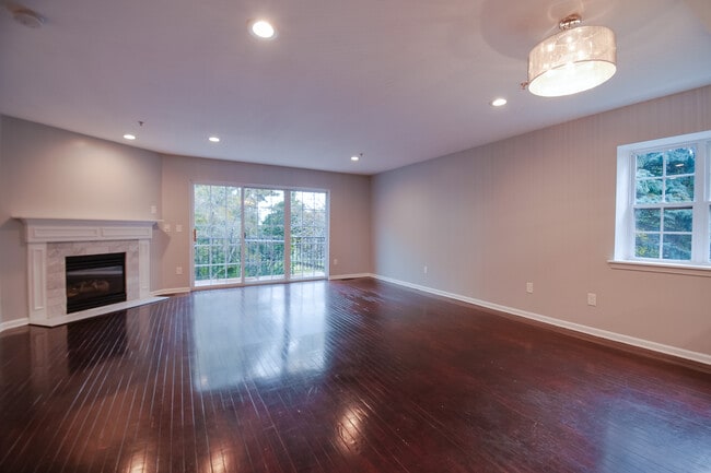 Building Photo - 1374 Village Dr