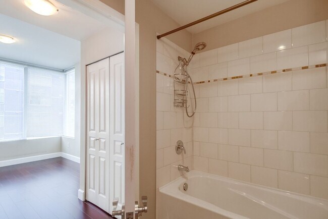 Building Photo - Modern 2 bed / 2 bath Condo in Little Ital...