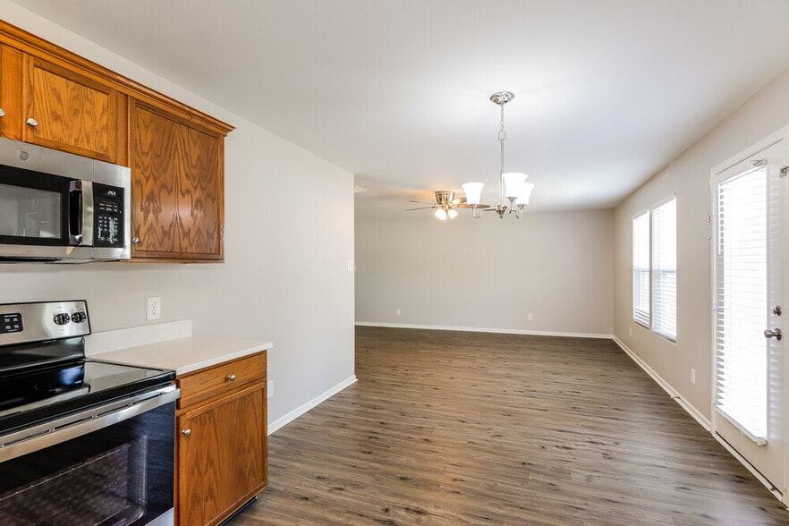 Building Photo - 275 Ranlo Ave