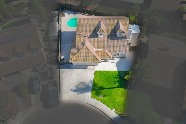 Building Photo - BEAUTIFUL 4 BEDROOM HOME WITH SWIMMING POOL!