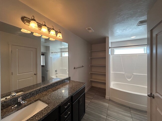 Building Photo - Modern Townhome