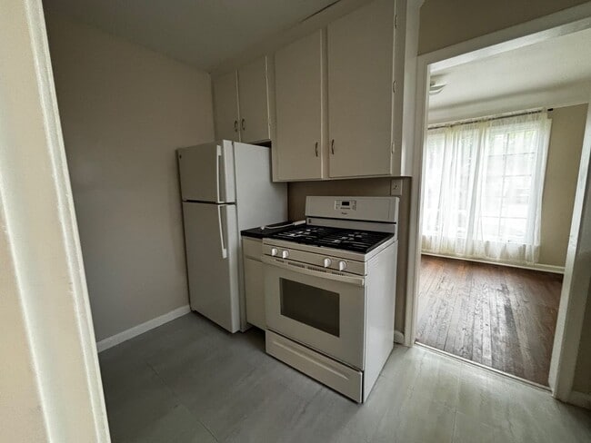 Building Photo - 3 bed 2 bath bungalow