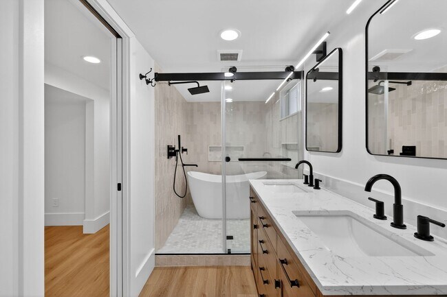 Building Photo - Platt Park Classic! 4 Beds, 2 Bath - Fully remodeled! Don't miss out on this one!