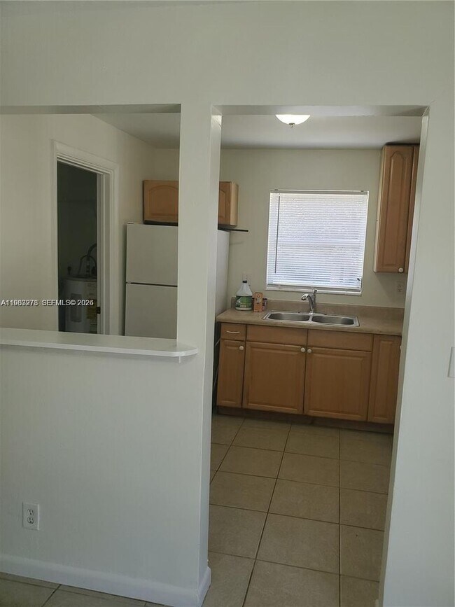 Building Photo - 831 SW 14th Ct