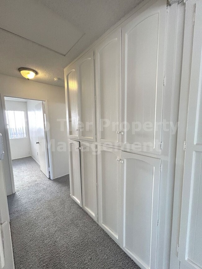 Building Photo - **Updated 4 bed / 2 bath House in Quiet Ne...