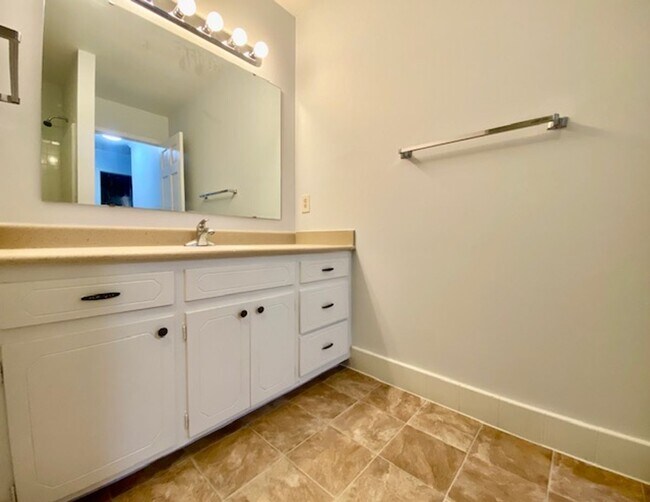 Building Photo - Established quiet neighborhood -3 bed,2 ba...