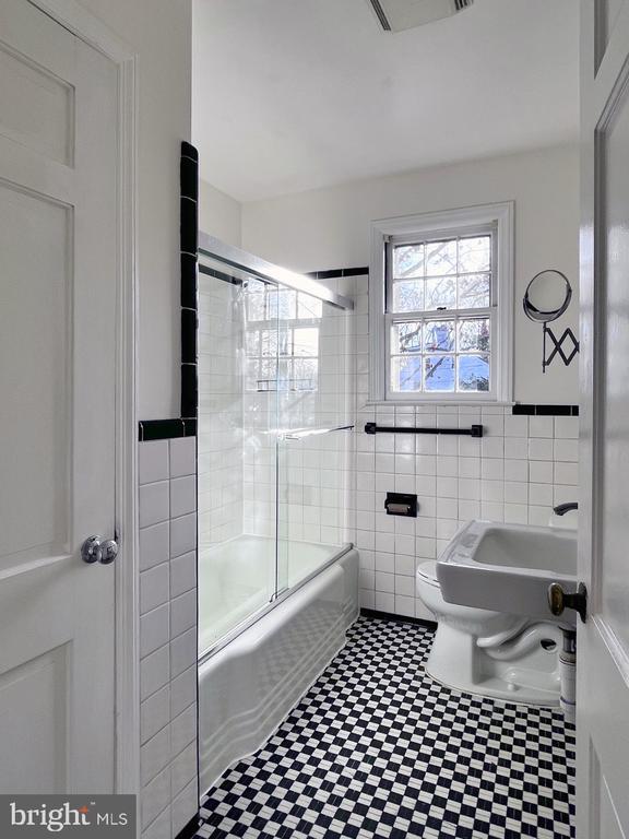 Building Photo - 5507 Chesterbrook Rd