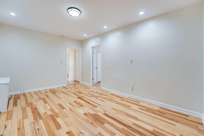 Building Photo - 100 W 17th St