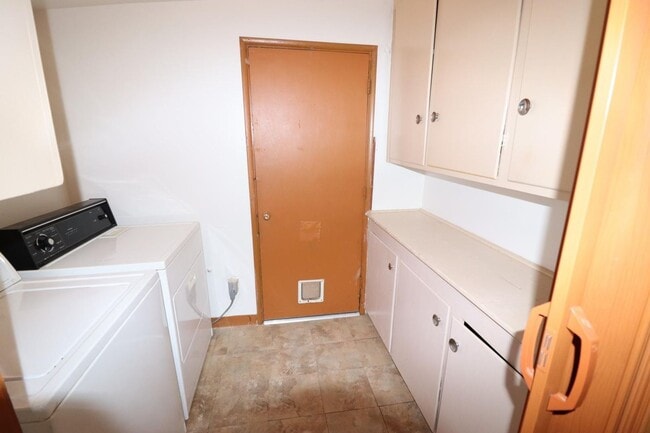 Building Photo - 3 Bedroom 2 Bathroom