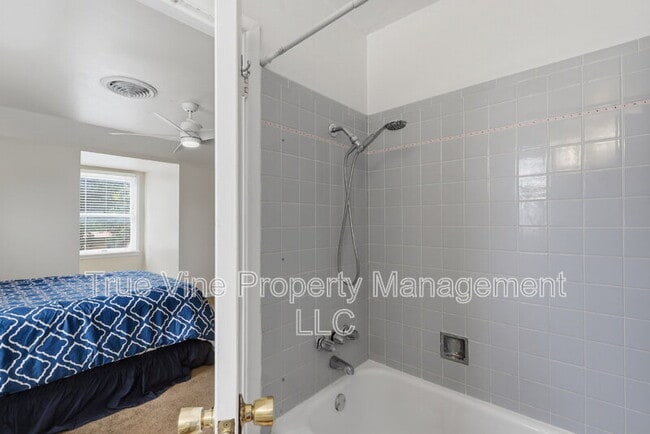 Building Photo - 2423 W Gramercy Pl