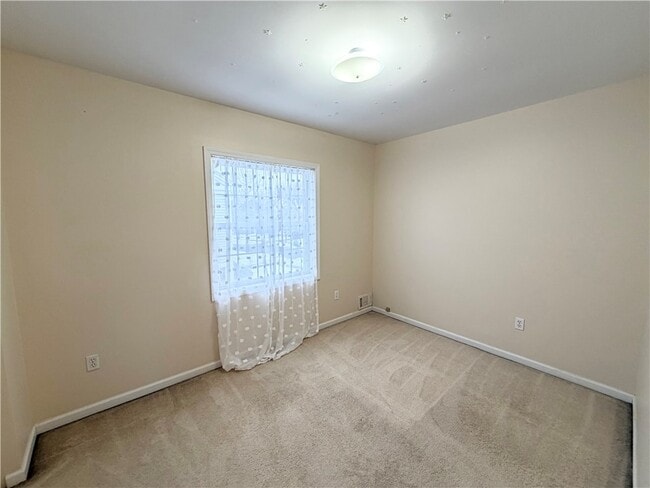 Building Photo - 60 Schilling Ln