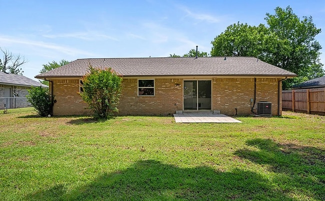Building Photo - Spacious 3BD, 2BTH Home Right off 12th AVE Minutes from the highway and 5 Minutes from OU Campus!