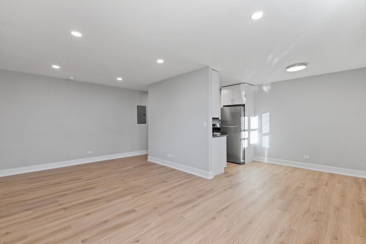 Building Photo - 530 W Aldine Ave