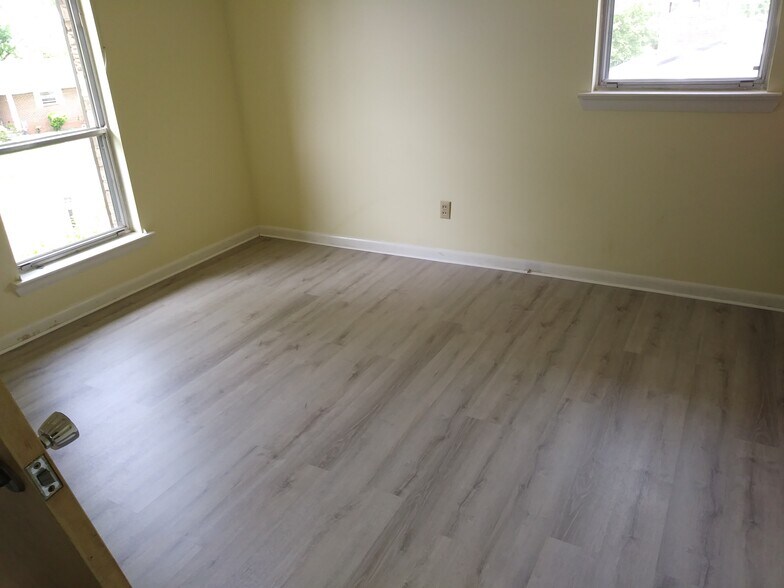 Building Photo - 2512 Sharron Dr