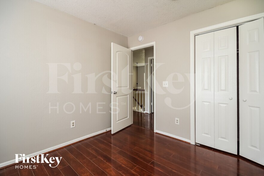 Building Photo - 4004 Ashwood Dr