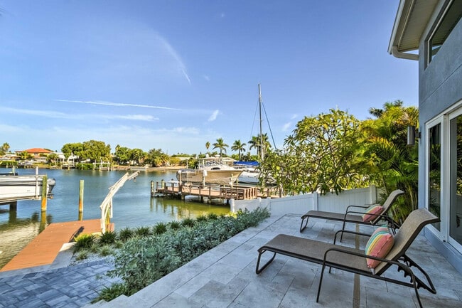 Building Photo - 2122 W Vina Del Mar Blvd