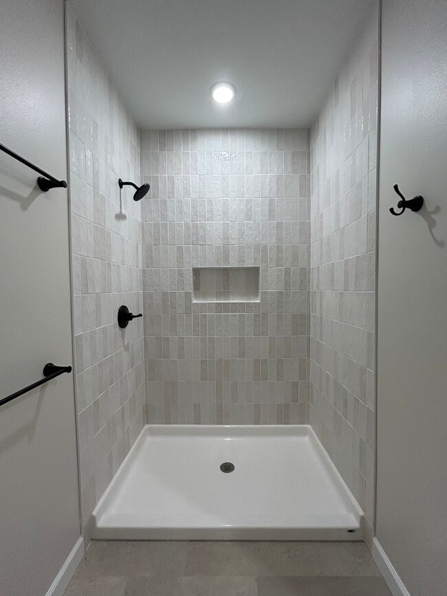 Building Photo - 1112 Reserve St N