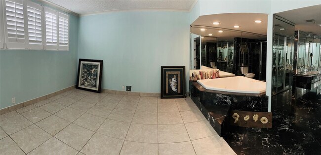 Building Photo - 3100 NE 49th St