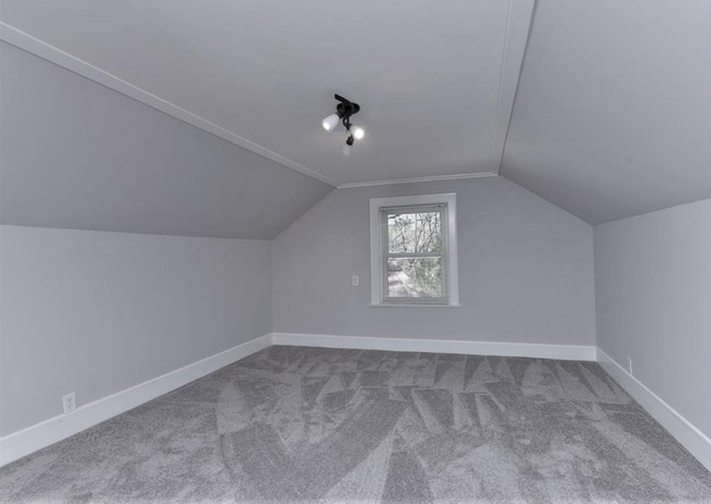 Building Photo - Newly Renovated 3 Bed 3 Bath in Desirable ...
