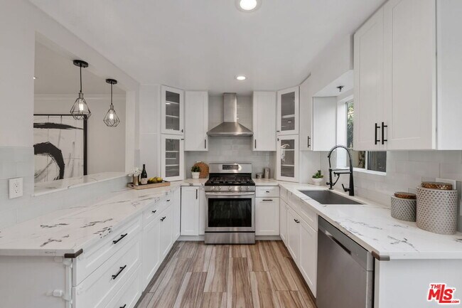 Building Photo - 843 N Martel Ave