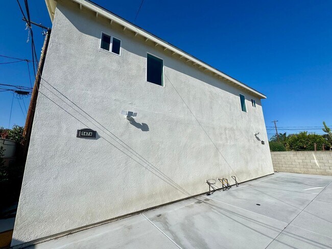 Building Photo - 147 E 59th St