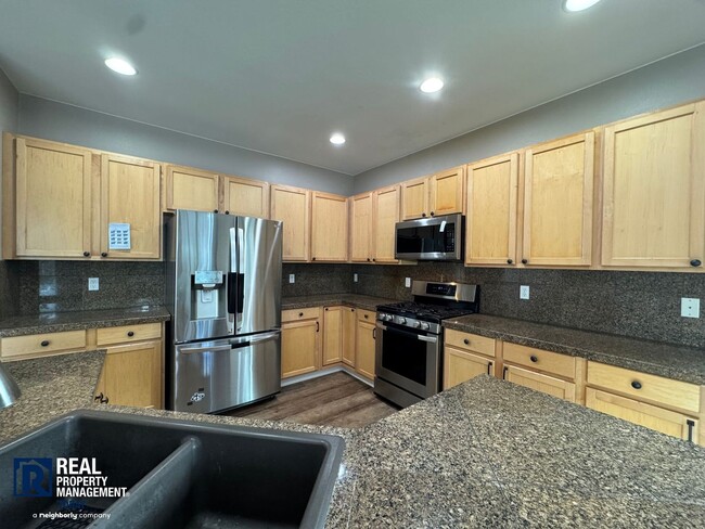Building Photo - Spacious 5-Bedroom Home with 3-Car Garage & Fenced Yard in Kent!!