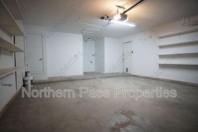 Building Photo - 637 Woodcrest Ln