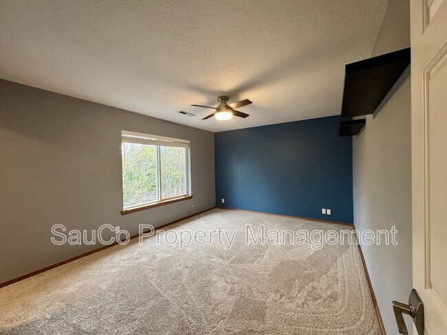 Building Photo - 741 SE Camellia Ct