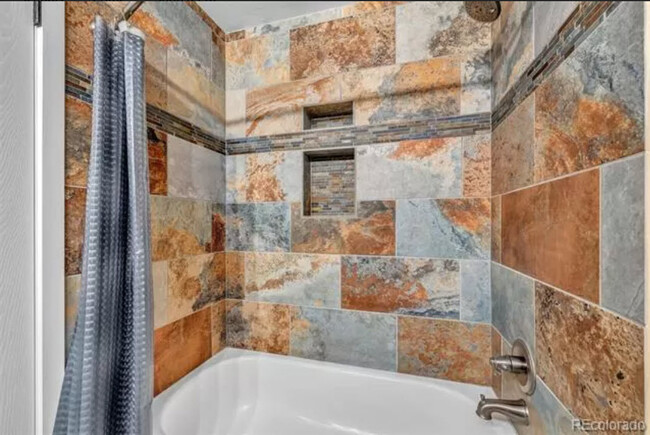 Shared upstairs bathroom - 10970 Kendall Way