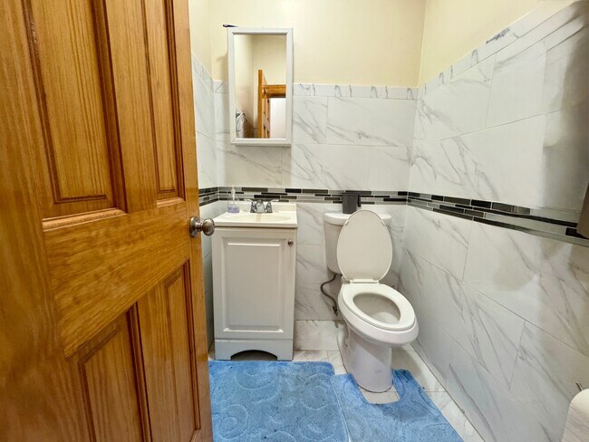 Building Photo - 3056 Perry Ave