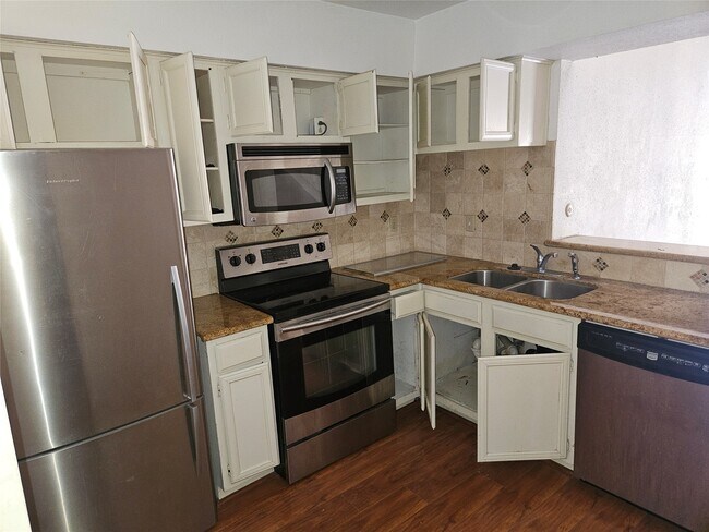 Building Photo - 2425 Holly Hall St