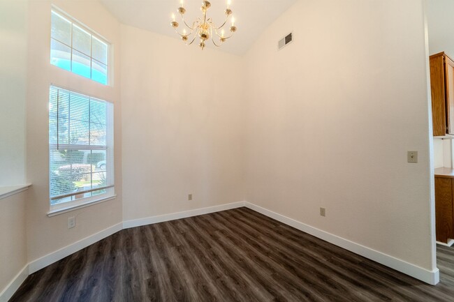 Building Photo - $200 OFF MOVE IN PRICE