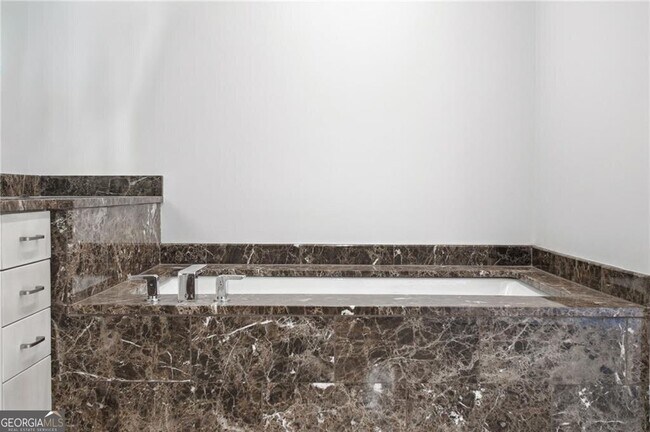 Building Photo - 1065 Peachtree St NE