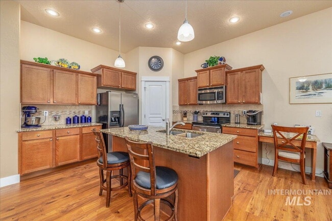 Building Photo - "Charming 3-Bedroom Home with 2 Full Baths in Boise's Sought-After West Dover Heights!"