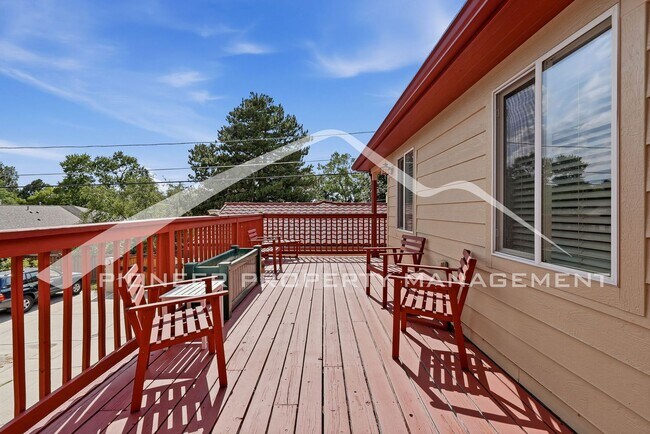 Building Photo - Stunning Home with Washer/Dryer and Gas Grill