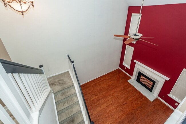 Building Photo - 3 Bedroom 3 Bath Townhome in Persimmon Hil...