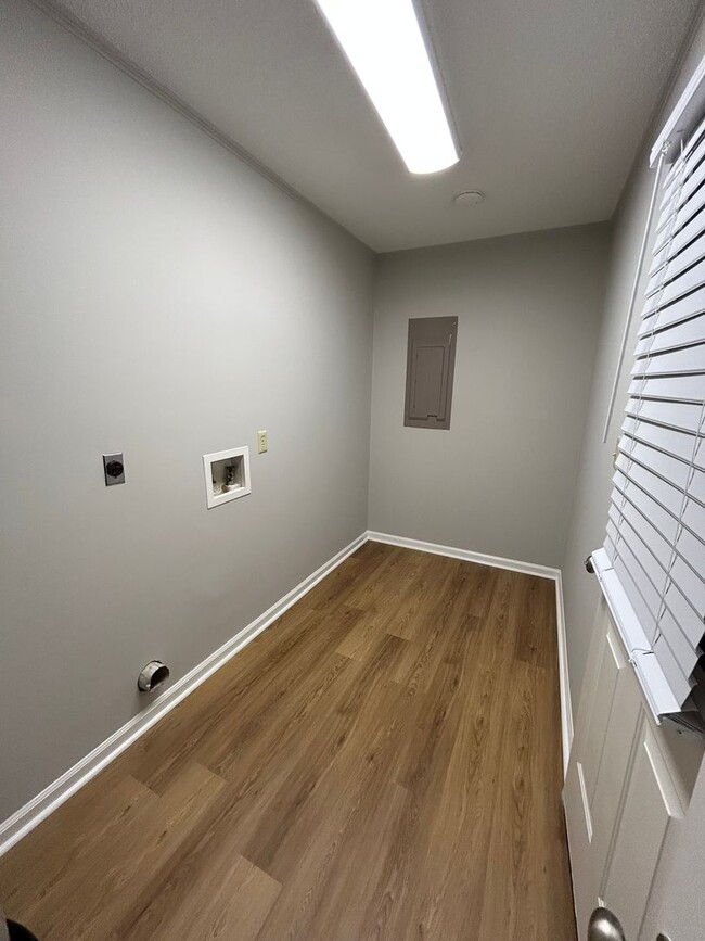 Building Photo - Newly Renovated 3 bedroom/ 2 bathroom in d...