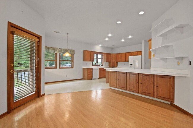 Building Photo - Private 3BR Brick Home with Scenic View