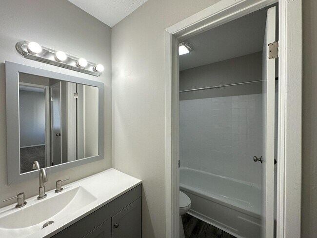 Building Photo - Modern 2 Bed, 2 Bath Apartment in Overland...