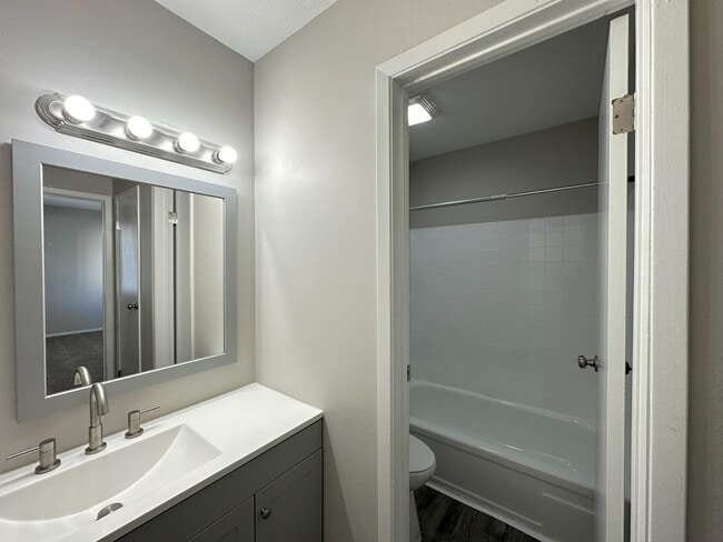 Building Photo - Spacious 2 Bed, 2 Bath Townhome in Overlan...