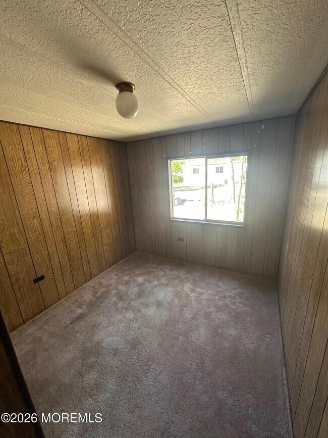 Building Photo - 16 Maplewood Dr