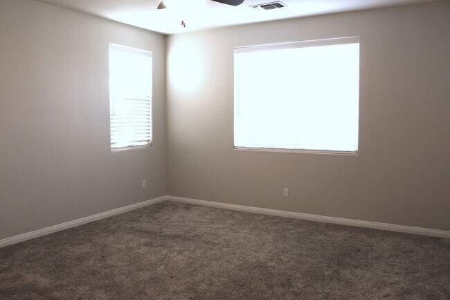 Building Photo - Northwest Bakersfield Home in the Village Green Community For Rent