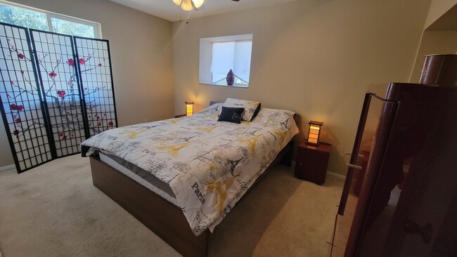 Building Photo - Attractive & Roomy 4 bedroom, 3 bath Pine ...