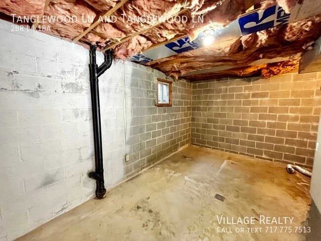 Building Photo - 442 Tanglewood Ln