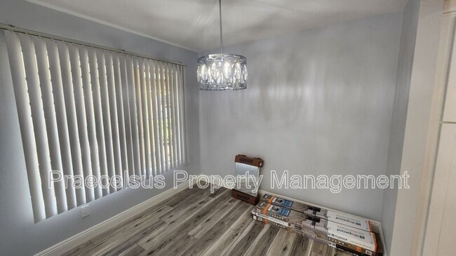 Building Photo - 2047 Lakeridge Cir