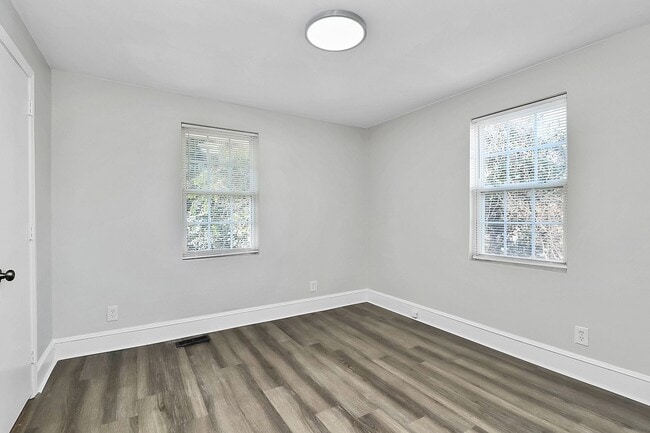 Building Photo - Newly renovated home - 3 Bed/2 Bath