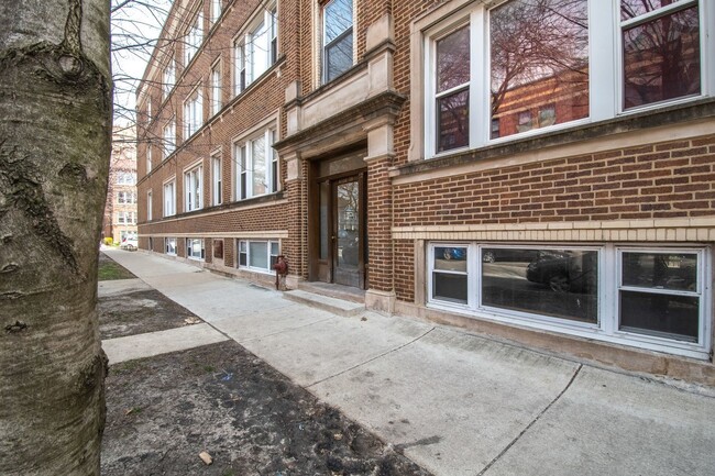 Building Photo - 6721 N Lakewood Ave