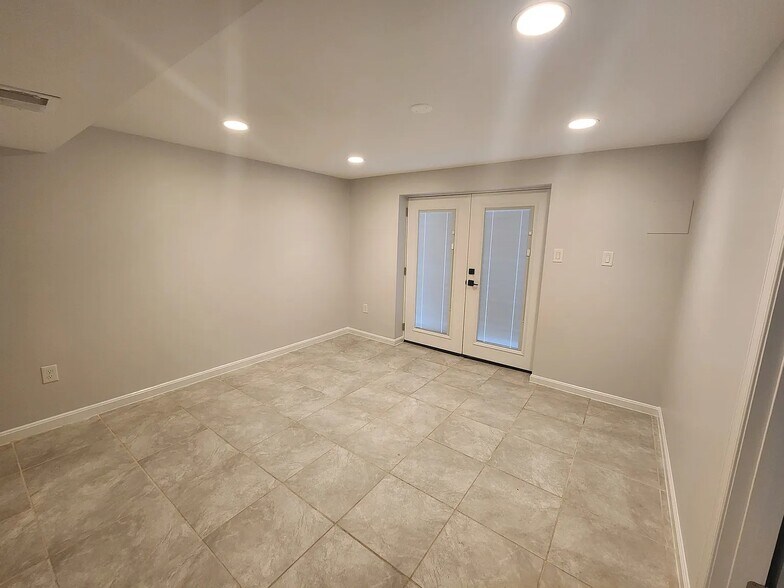 Building Photo - 721 Symphony Woods Dr