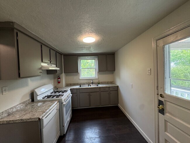 Building Photo - Available NOW! 4 Bed1Full Bath House